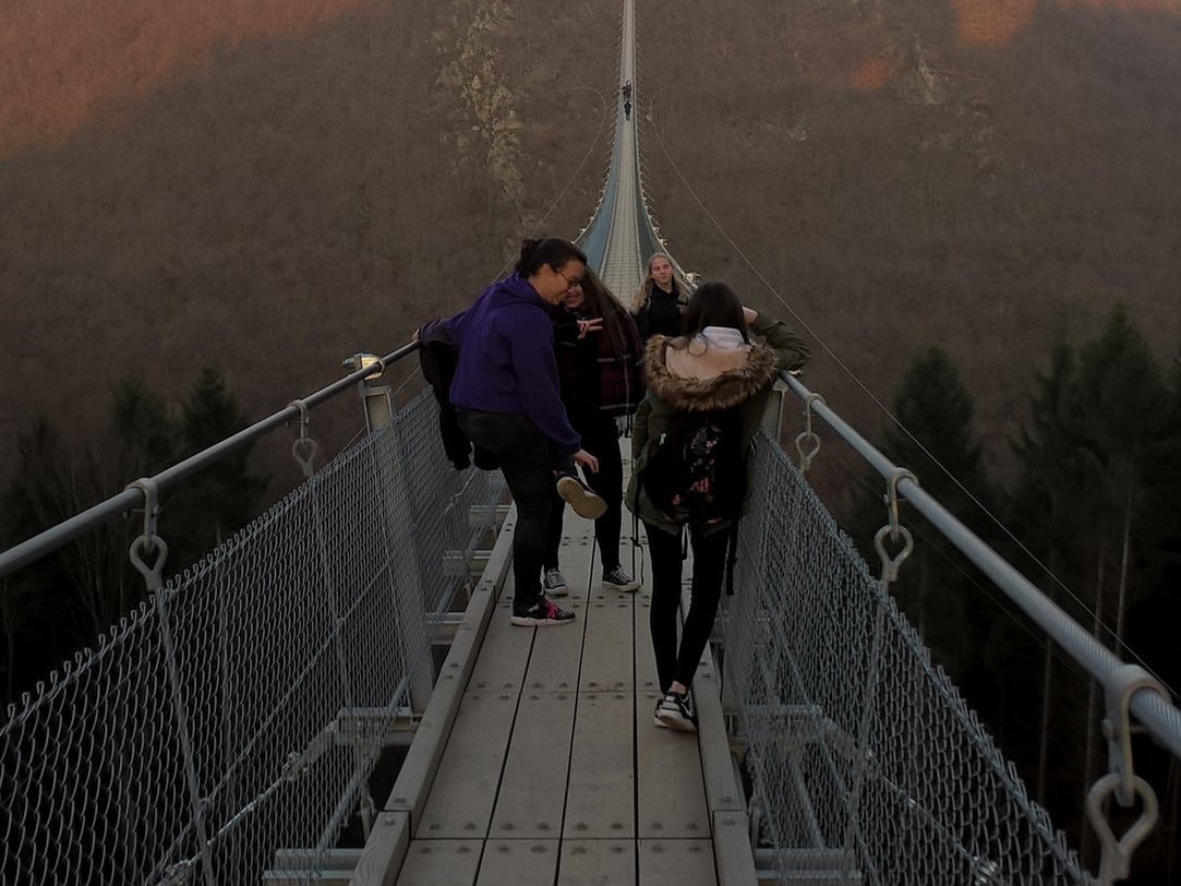 Jugendliche beim Gruppenausflug auf einer Hängebrücke