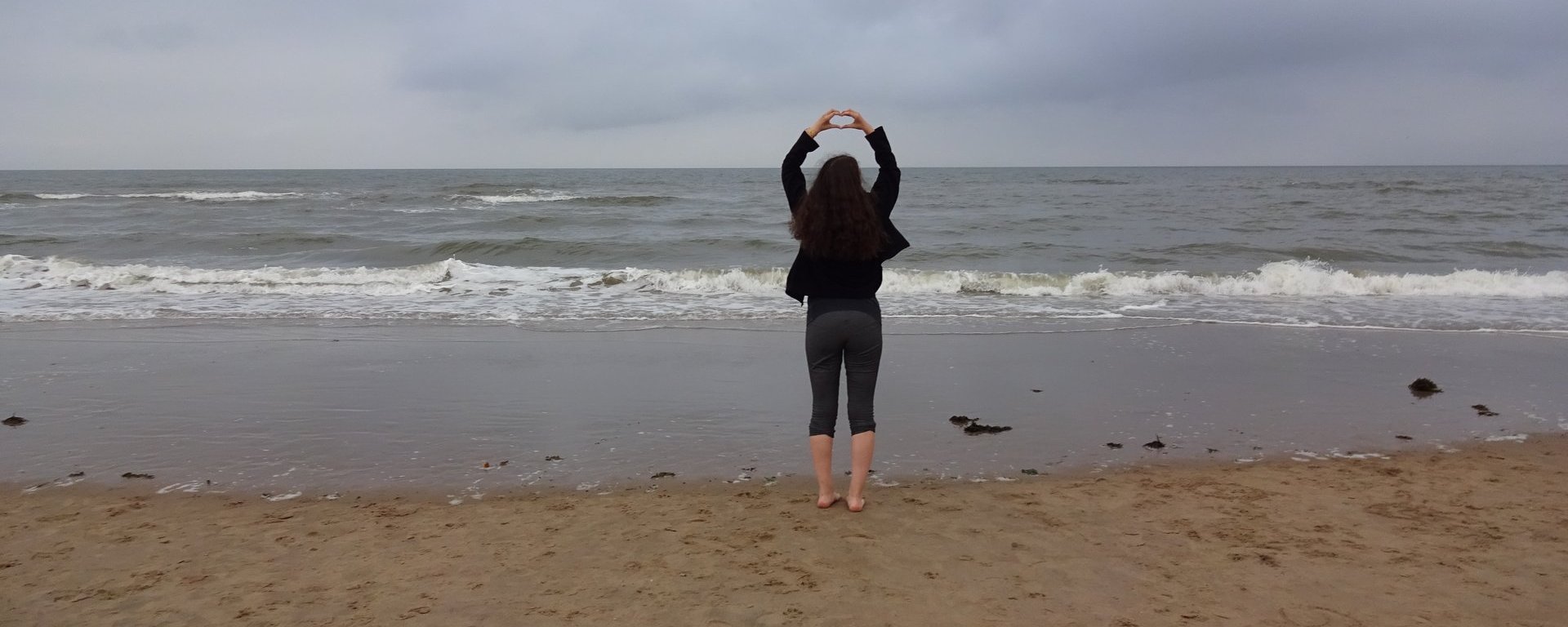 Frau beim Yoga am Strand