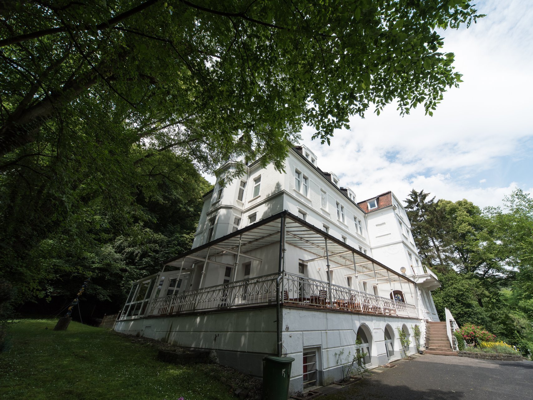 Jugendhilfe Haus in Aussenansicht mit Baum im Vordergrund