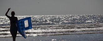 menschliche Silhouette mit Luftmatraze -  Baden am Meer