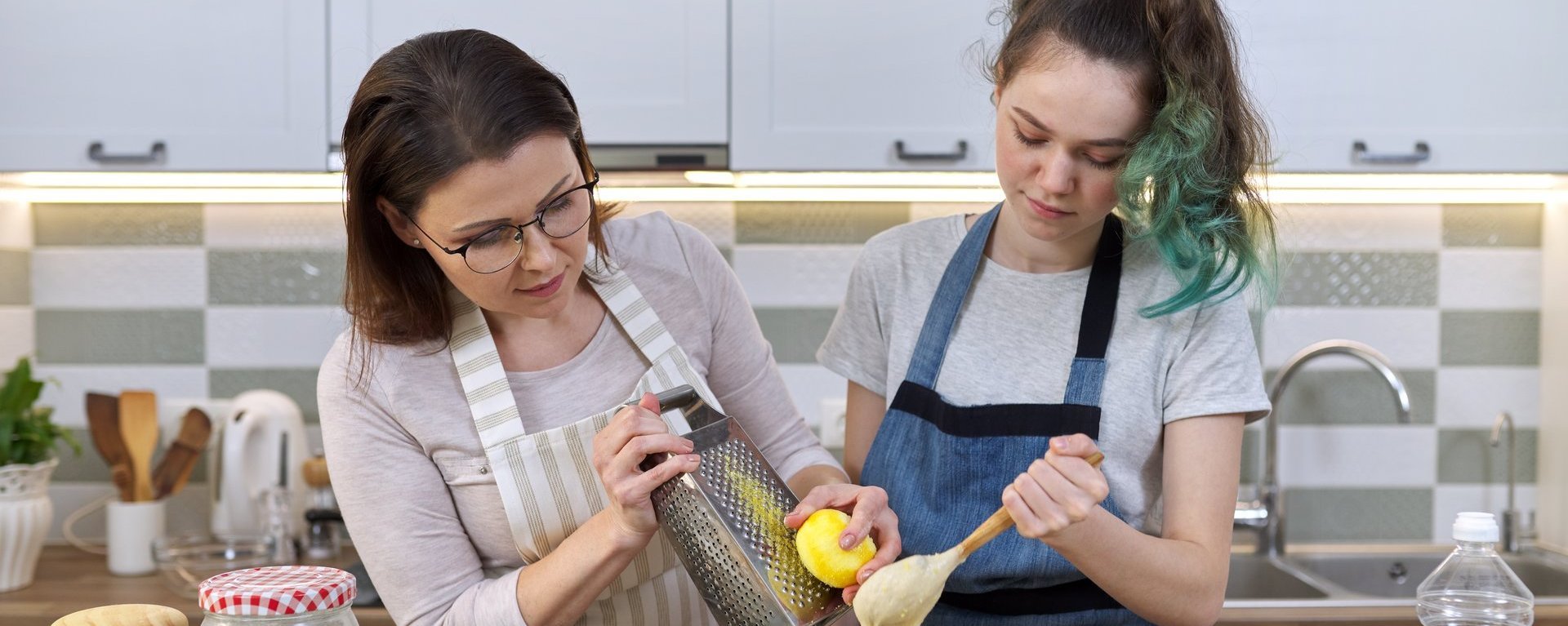 Junge Frauen beim gemeinsamen Backen in der Küche