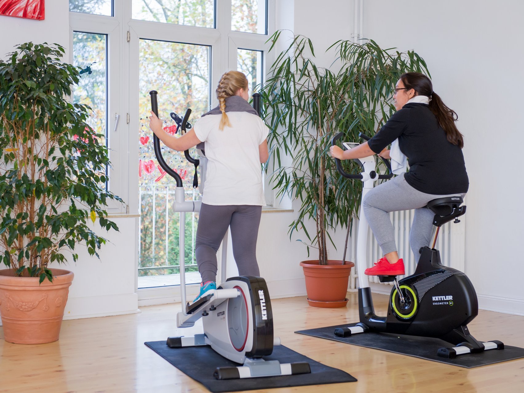 Frauen am Crosstrainer beim Sport