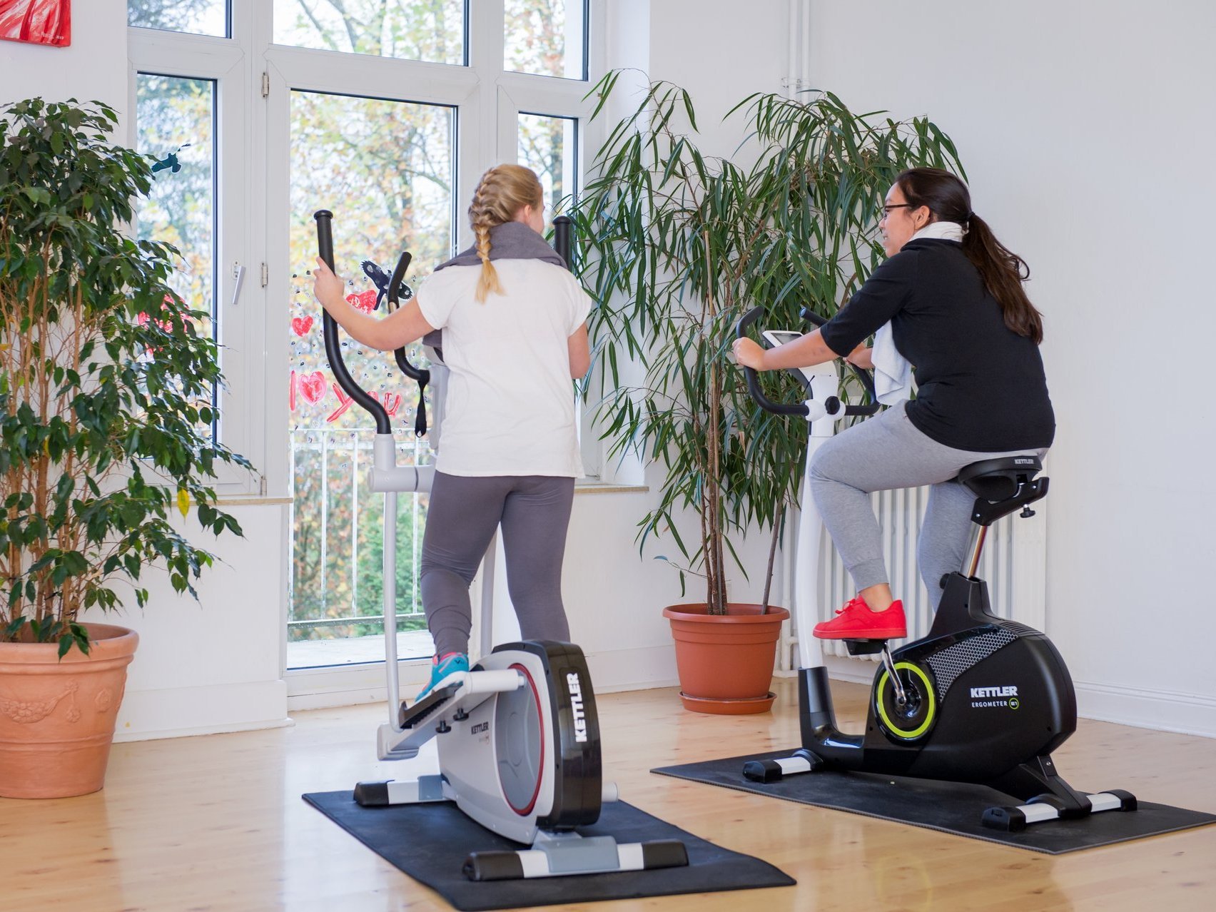 Frauen am Crosstrainer beim Sport